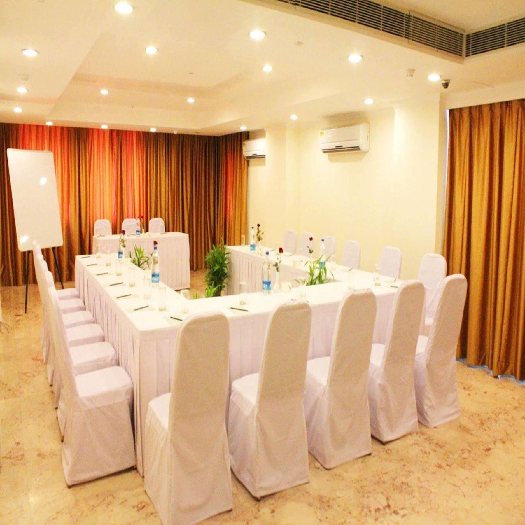Royal Sarovar Portico Shiliguri Exterior foto